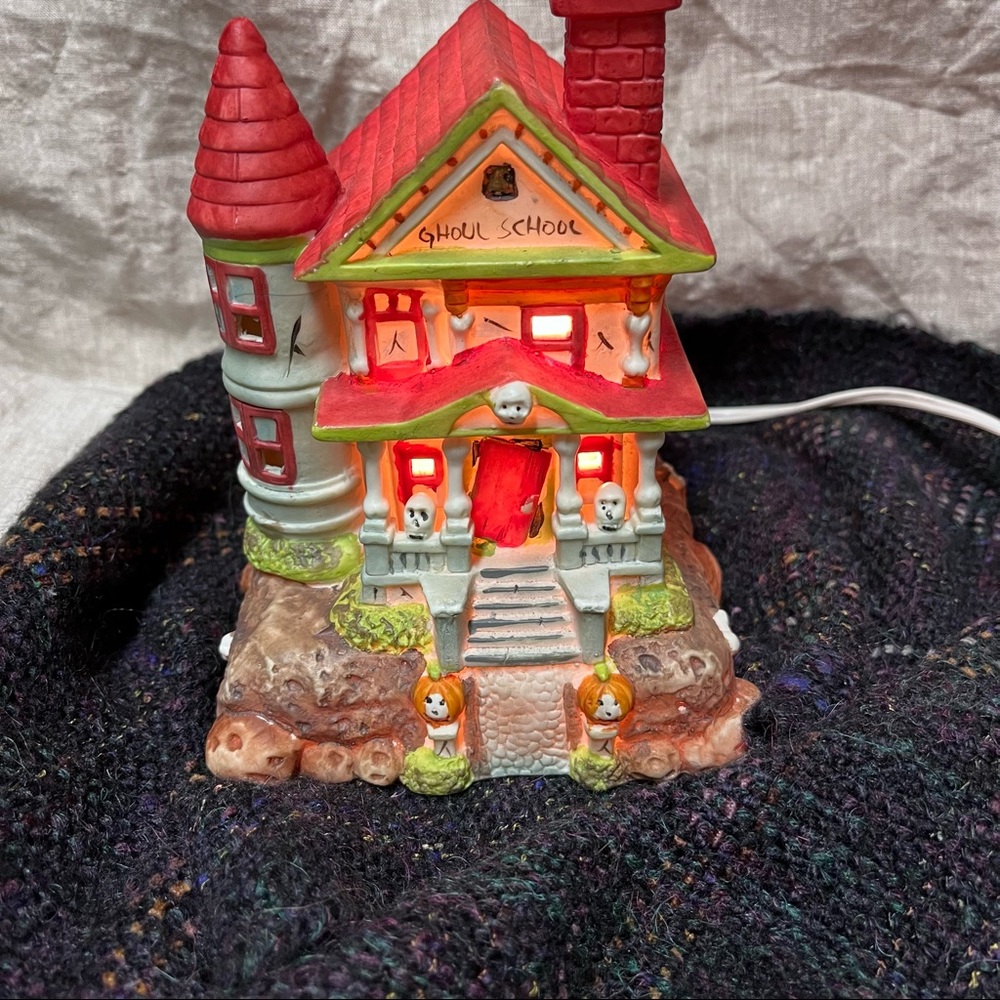 Vintage 1991 Ghoul School light up ceramic Halloween decor